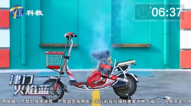 婴儿|可怕！电动车进电梯瞬间爆燃，一名5个月大婴儿未脱离危险