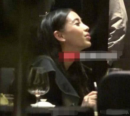 三亚度假|angelababy三亚度假时抽烟 黄晓明是控烟形象大使