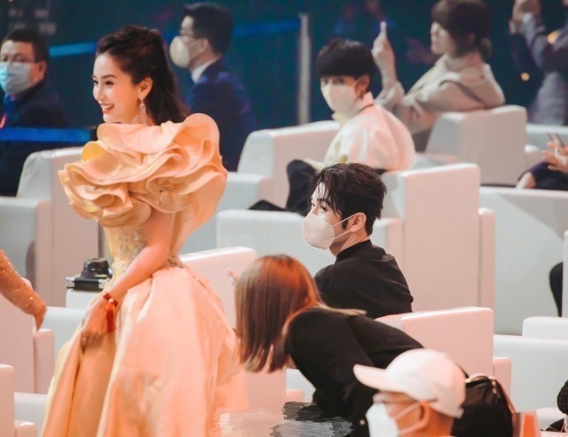 三亚度假|angelababy三亚度假时抽烟&nbsp;黄晓明是控烟形象大使