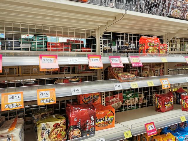 股市|台湾疫情陡然升温 防疫物资遭抢购 泡面蔬菜被“扫空”