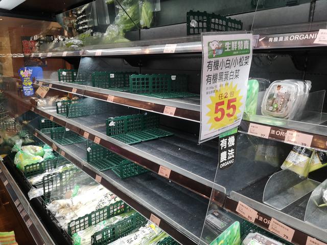 股市|台湾疫情陡然升温 防疫物资遭抢购 泡面蔬菜被“扫空”