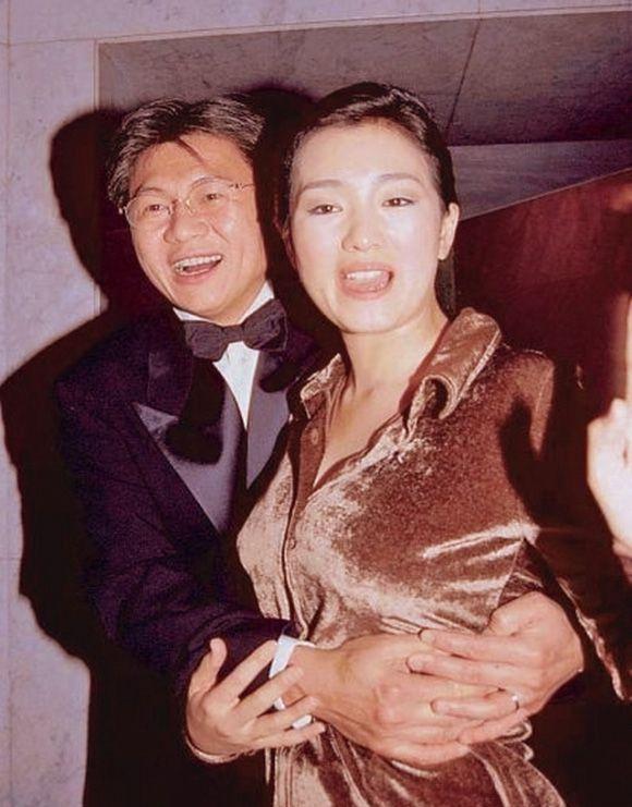 张艺谋和|一家三口温馨同框！张艺谋妻子晒合照为大儿子庆生，20岁张壹男变帅啦