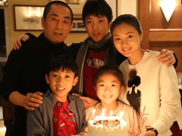 张艺谋和|一家三口温馨同框！张艺谋妻子晒合照为大儿子庆生，20岁张壹男变帅啦