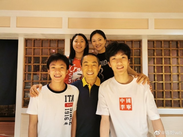 张艺谋和|一家三口温馨同框！张艺谋妻子晒合照为大儿子庆生，20岁张壹男变帅啦