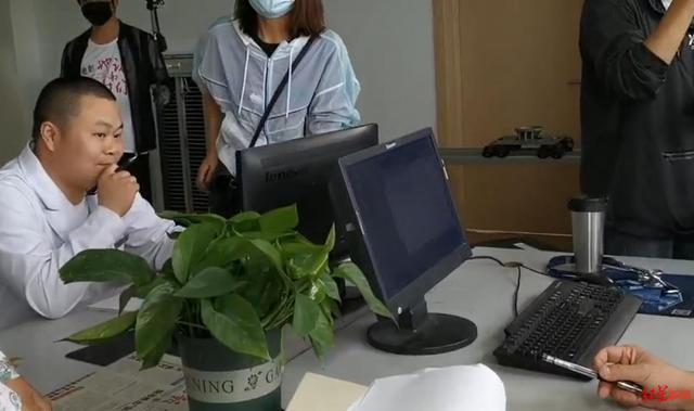 郑全|四川一医生被误认成岳云鹏 神似到亲女儿也分不清楚