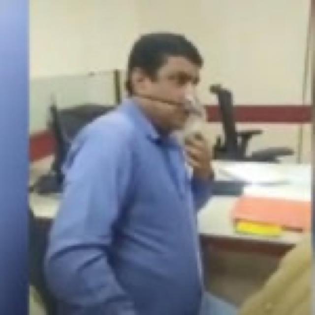 霉菌病|印度男子确诊新冠后带氧气瓶上班 网友:这都不批假?