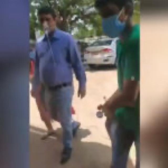 霉菌病|印度男子确诊新冠后带氧气瓶上班 网友:这都不批假?