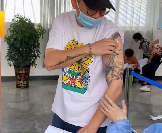 医生|男子打疫苗露出可爱纹身 注射位置刚好在纹身女孩的脑门上