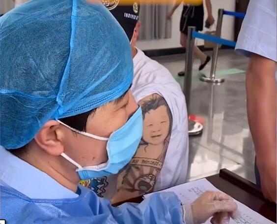 医生|男子打疫苗露出可爱纹身 注射位置刚好在纹身女孩的脑门上