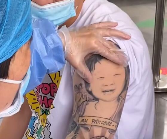医生|男子打疫苗露出可爱纹身 注射位置刚好在纹身女孩的脑门上