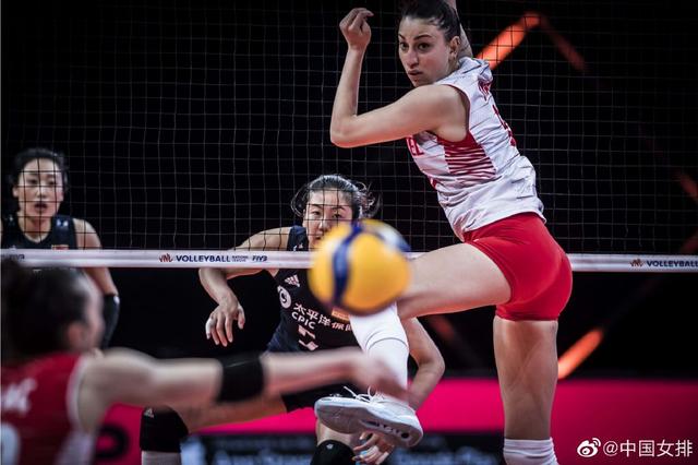 拦网得分|三局不敌土耳其！中国女排争夺奖牌前景黯淡，郎平眼睛肿了