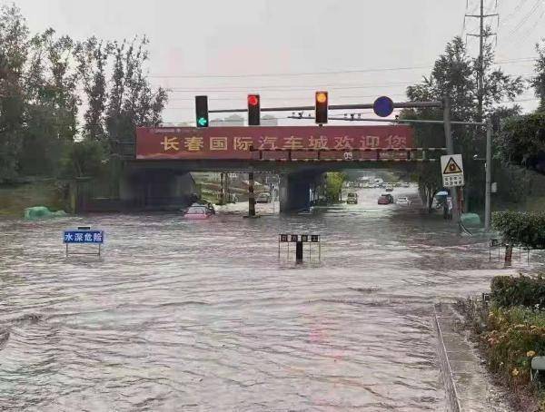 吉林网|致市内多处积水严重，降雨后长春市开启“驾船模式”