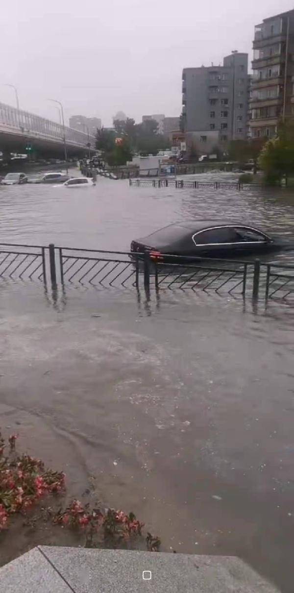 吉林网|致市内多处积水严重，降雨后长春市开启“驾船模式”