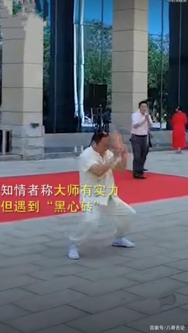 铁头|翻车！大师铁头劈砖后头破血流， 网友：河南的砖相当可以