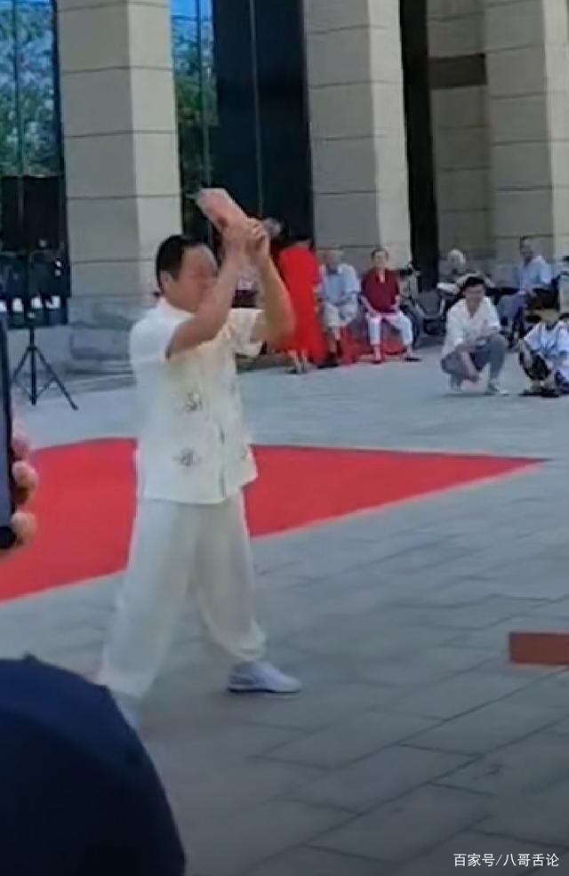 铁头|翻车！大师铁头劈砖后头破血流， 网友：河南的砖相当可以