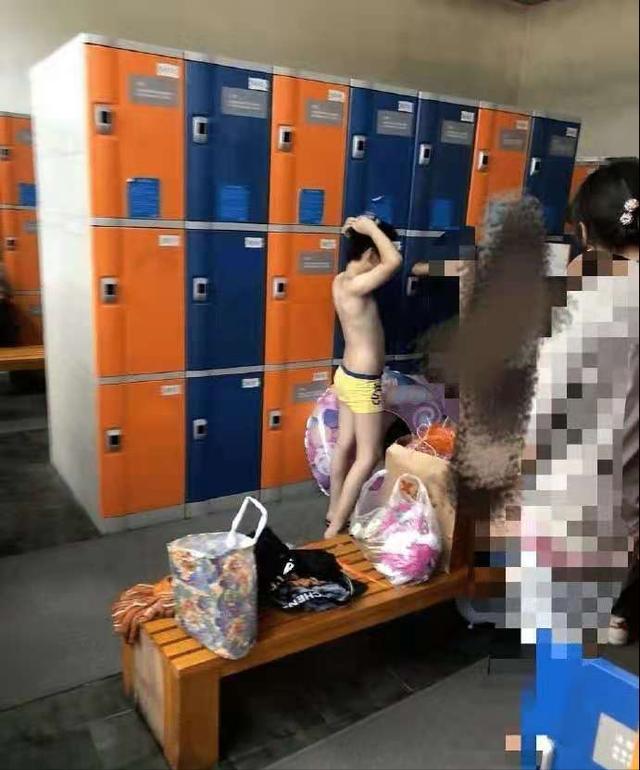 孩子|女子带10岁儿子进游泳馆女更衣室引热议 妈妈:孩子还小,待在身边怎么了