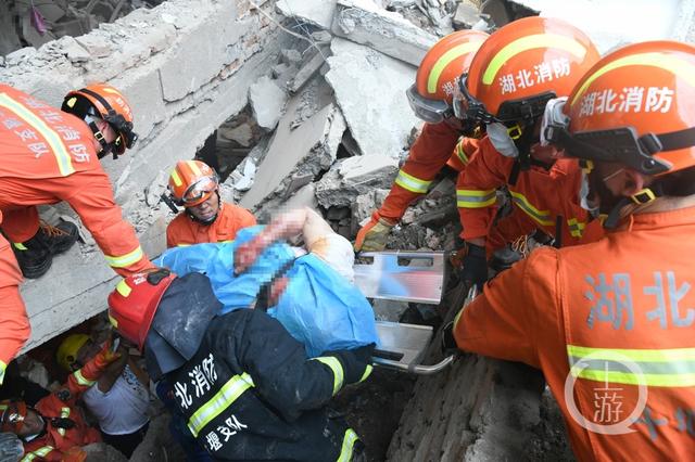 爆炸事故|十堰爆炸伤者:气浪把我推出三米远 忍痛爬起自行来医院救治