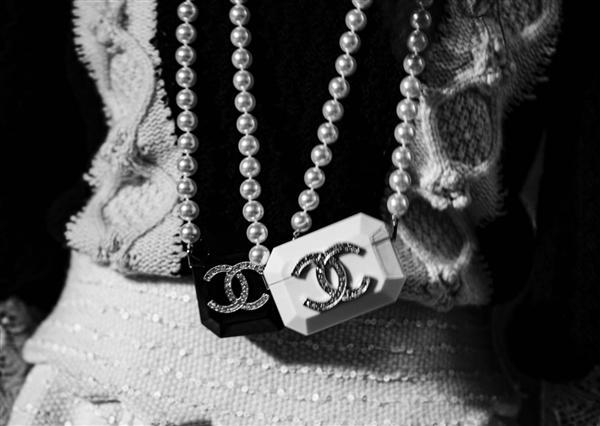 天价|香奈儿推出天价Airpods保护套售价1万9 网友:真·买椟还珠