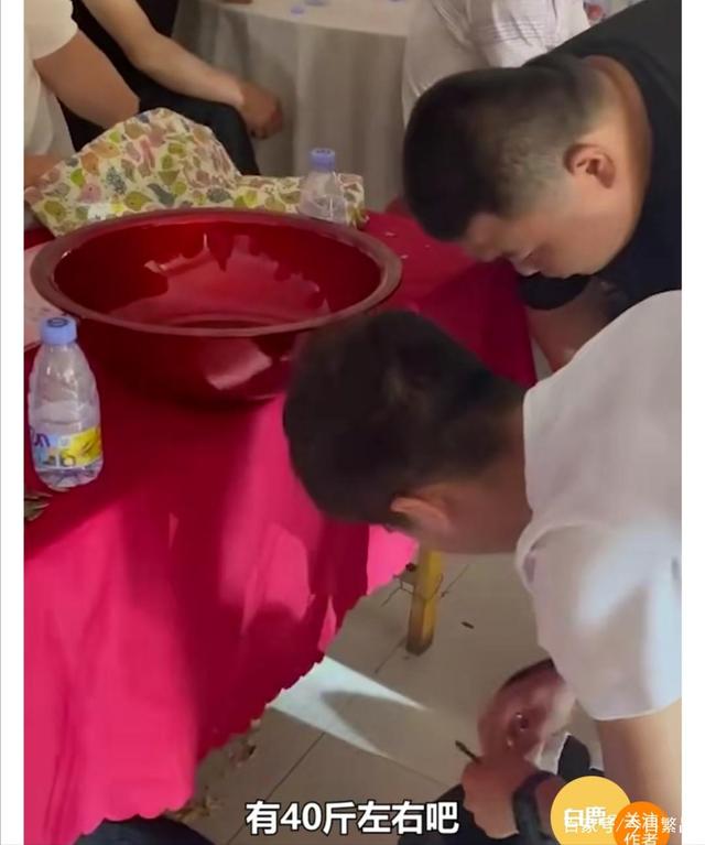 男子|奇葩！朋友结婚男子随3000枚硬币装满1盆，记帐大爷：硬币一盆