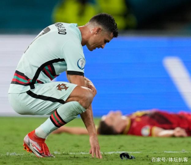 队长袖标|C罗怒摔队长袖标 下一届欧洲杯C罗就39岁了
