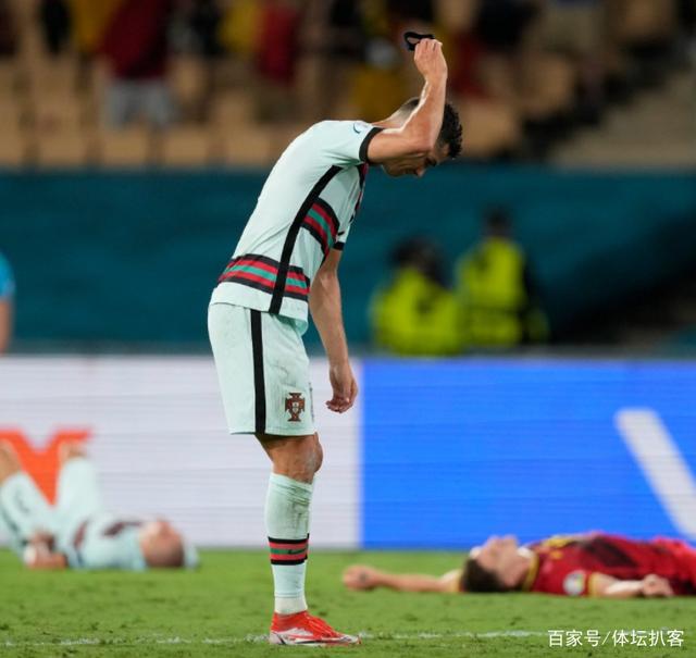 队长袖标|C罗怒摔队长袖标 下一届欧洲杯C罗就39岁了