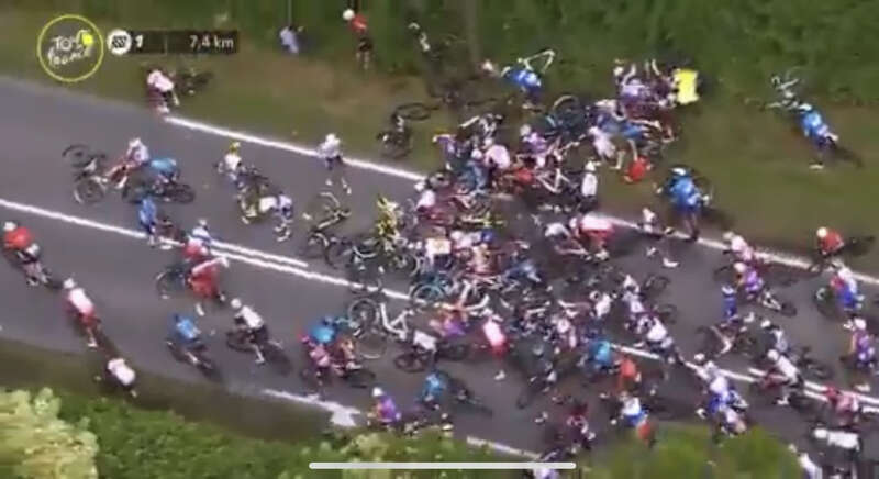 选手|环法自行车赛上选手大面积撞车 选手扎堆摔倒一片混乱