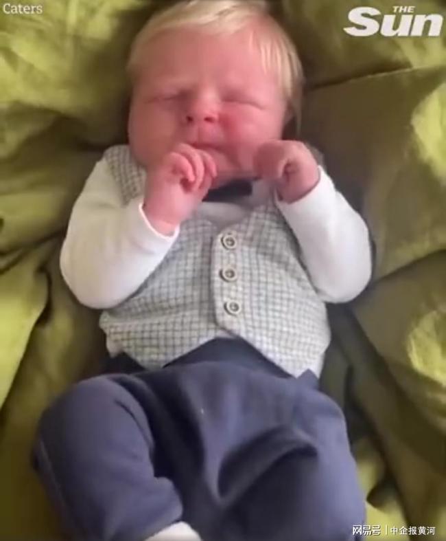 婴儿|有着“如出一辙”的发型，婴儿因神似英首相约翰逊走红