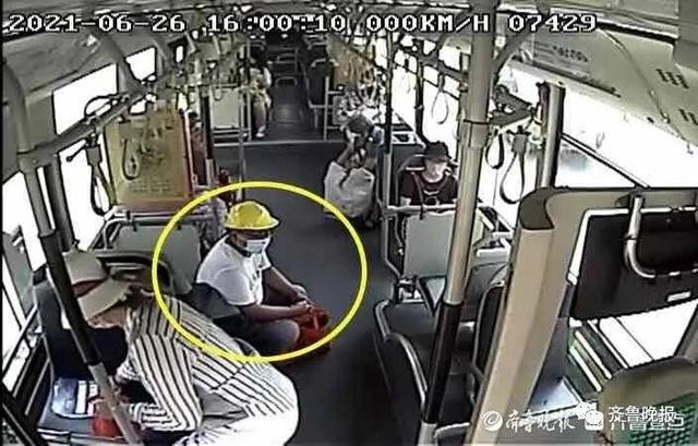 座椅|农民工怕弄脏座椅坐地上被扶起 司机:只要上车都是服务对象