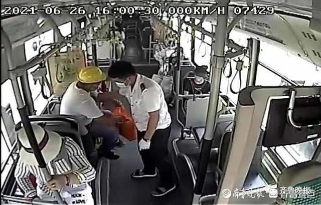 座椅|农民工怕弄脏座椅坐地上被扶起 司机:只要上车都是服务对象