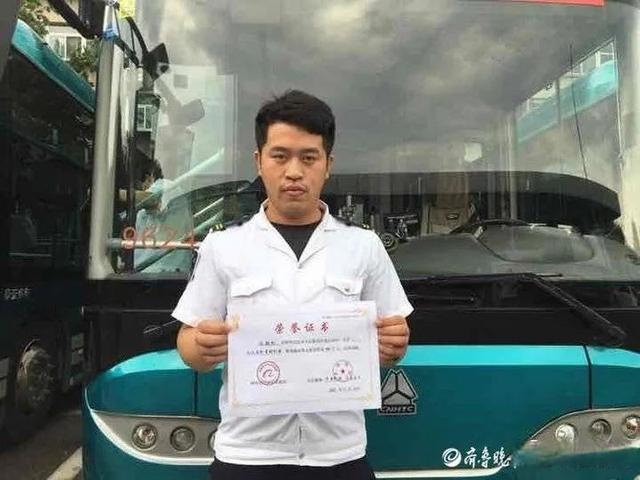 座椅|农民工怕弄脏座椅坐地上被扶起 司机:只要上车都是服务对象