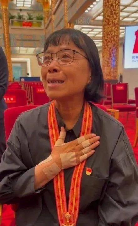 破防|那些在背后成全张桂梅的人 放下尊严募捐办学让人动容