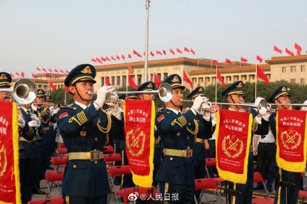 天安门广场|帅！中国人民解放军军乐队天安门广场现场图