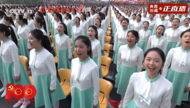 同学|8个指挥台引领大合唱，天安门广场上3000人合唱神同步