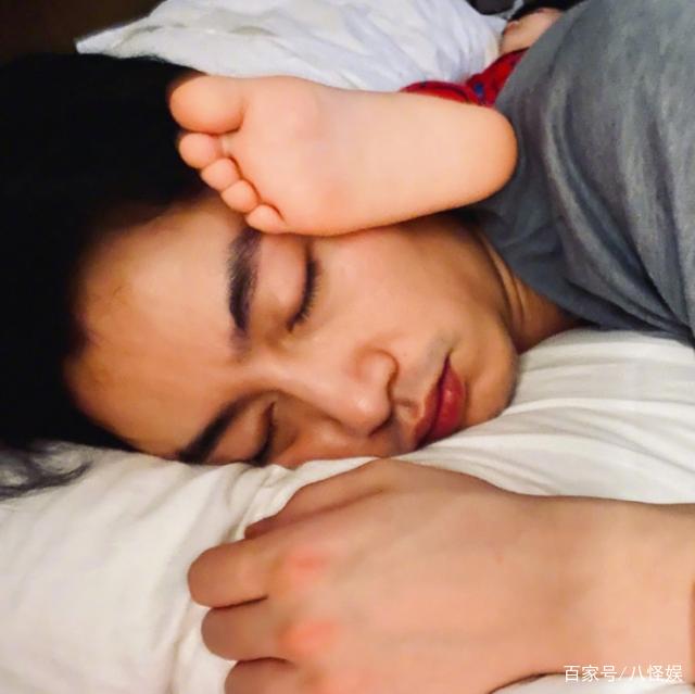 陈晓|超甜蜜！陈妍希晒父子熟睡照为陈晓庆生，星星睡姿可爱