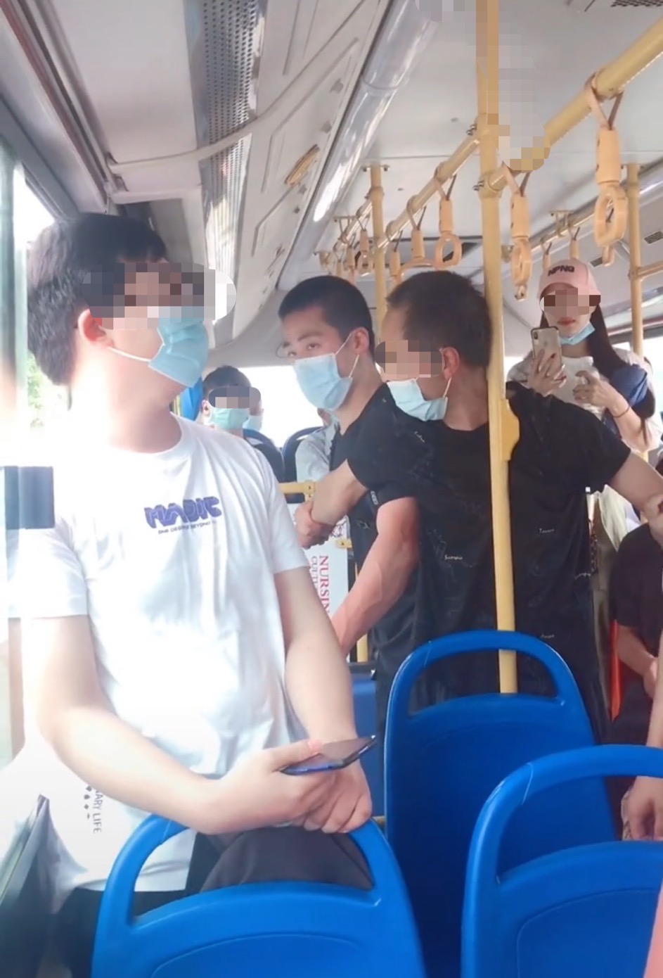 民警|好样的！警校生公交上抓贼被威胁后霸气回怼：我是警察，不怕你记！