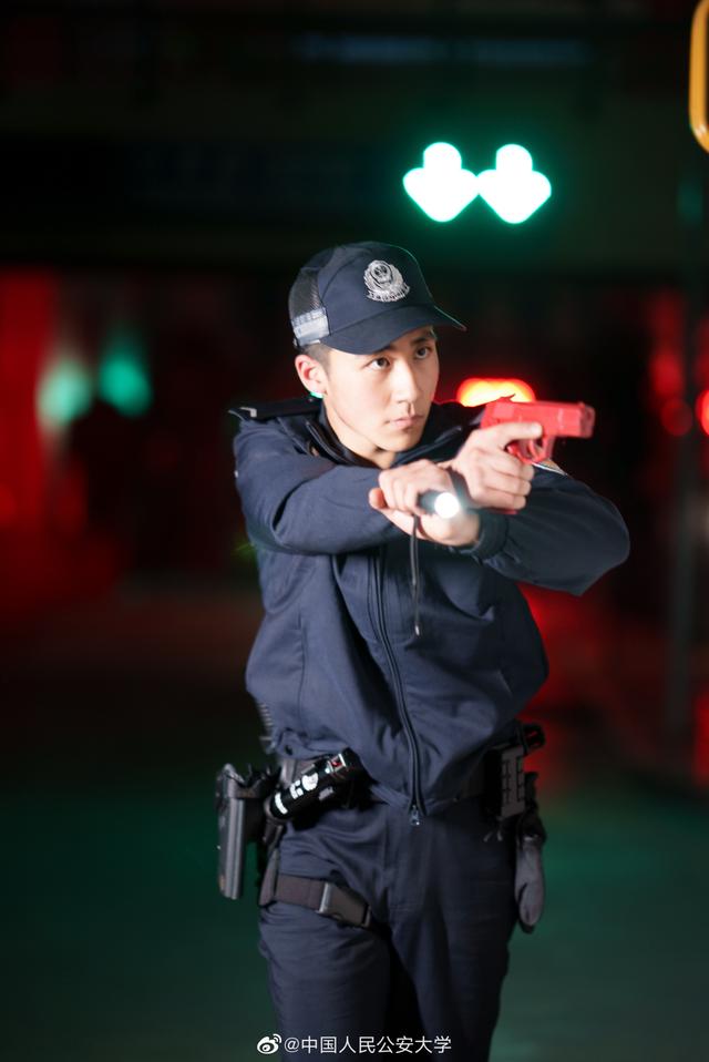 民警|好样的！警校生公交上抓贼被威胁后霸气回怼：我是警察，不怕你记！