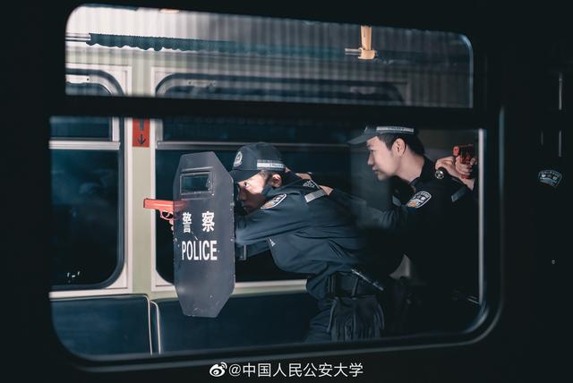 民警|好样的！警校生公交上抓贼被威胁后霸气回怼：我是警察，不怕你记！