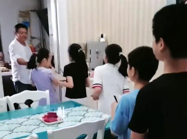 打地铺|姑姑带着7个娃过暑假 打饭要排队 姑父专门买来大铁锅