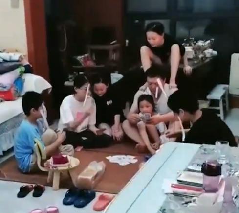 打地铺|姑姑带着7个娃过暑假 打饭要排队 姑父专门买来大铁锅