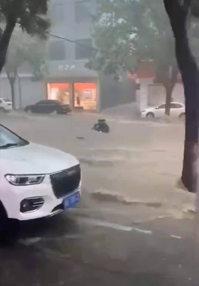 河北武安|河北暴雨街头成河 市民抱树自救 轿车被冲走街头一片汪洋