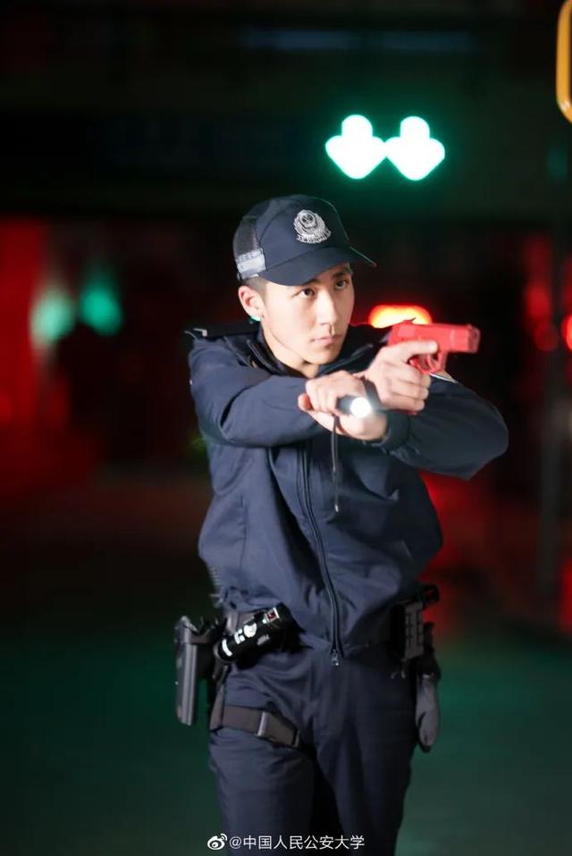 警校|棒，中国好青年！公交上抓小偷的警校生被记三等功