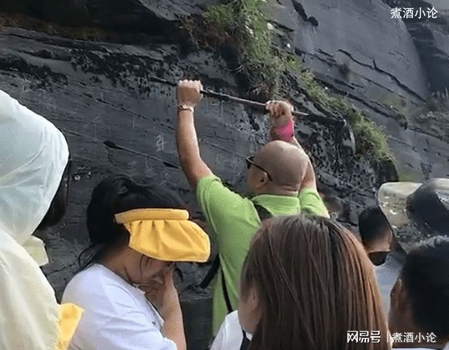 梵净山|岂有此理！游客在5A景区梵净山石壁刻字，面对指责还理直气壮