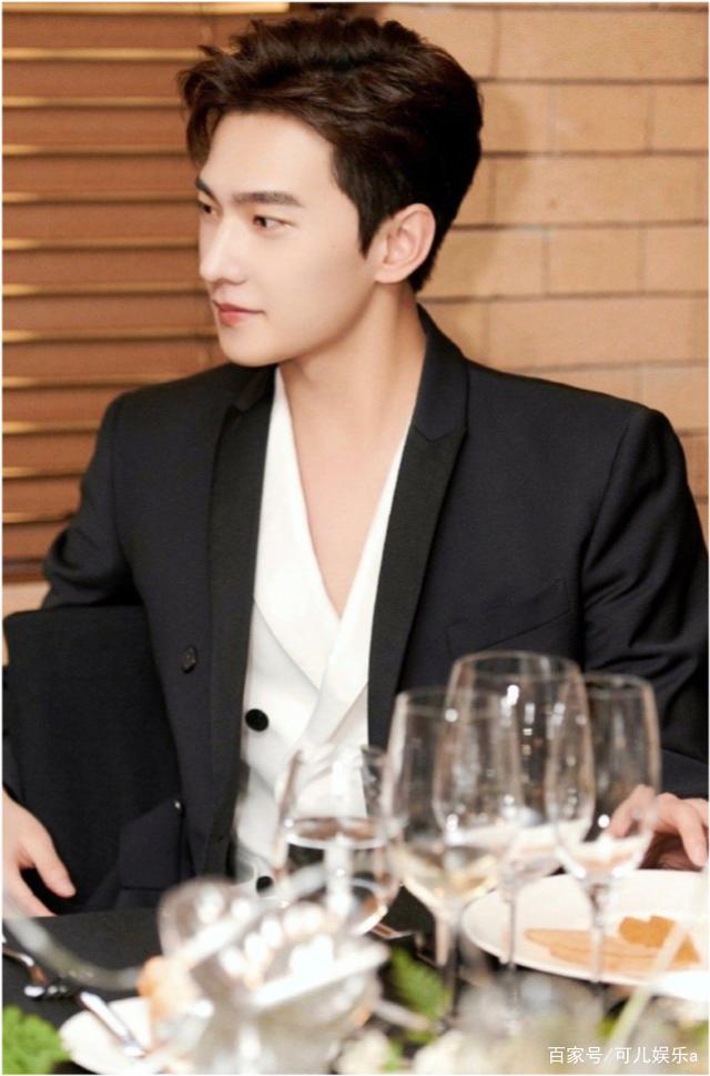 陈立农|好兄弟！在机场呆了一天，杨洋晚宴前终于到达王彦霖婚礼现场