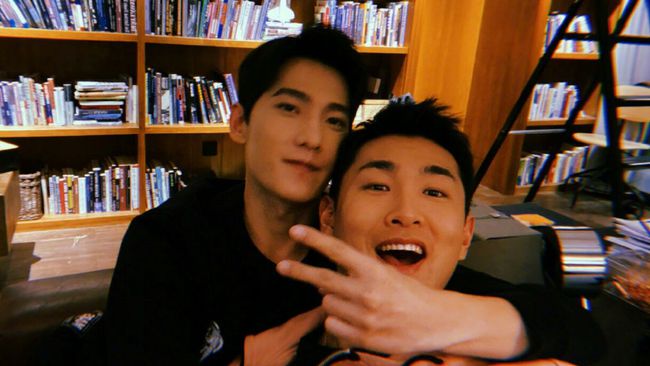 陈立农|好兄弟！在机场呆了一天，杨洋晚宴前终于到达王彦霖婚礼现场