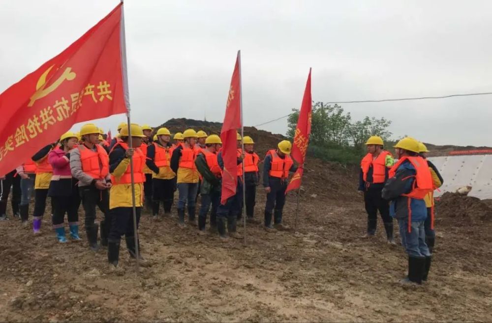 抢险|内蒙古两座水库决堤，洪水奔涌而下冲垮国道