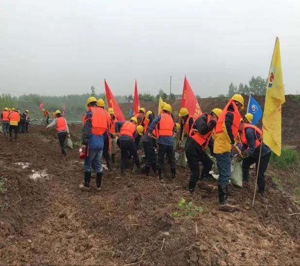 抢险|内蒙古两座水库决堤，洪水奔涌而下冲垮国道