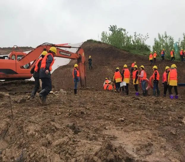 抢险|内蒙古两座水库决堤，洪水奔涌而下冲垮国道