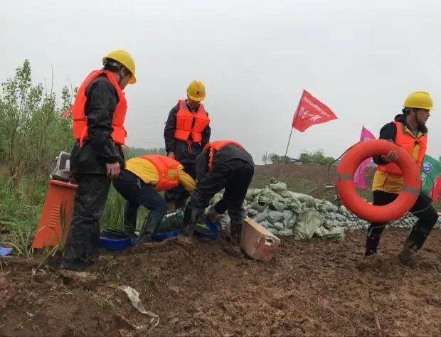 抢险|内蒙古两座水库决堤，洪水奔涌而下冲垮国道