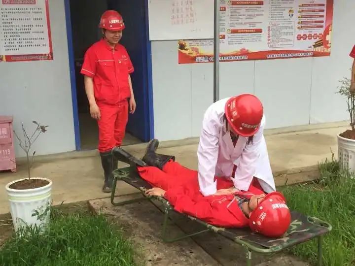 抢险|内蒙古两座水库决堤，洪水奔涌而下冲垮国道