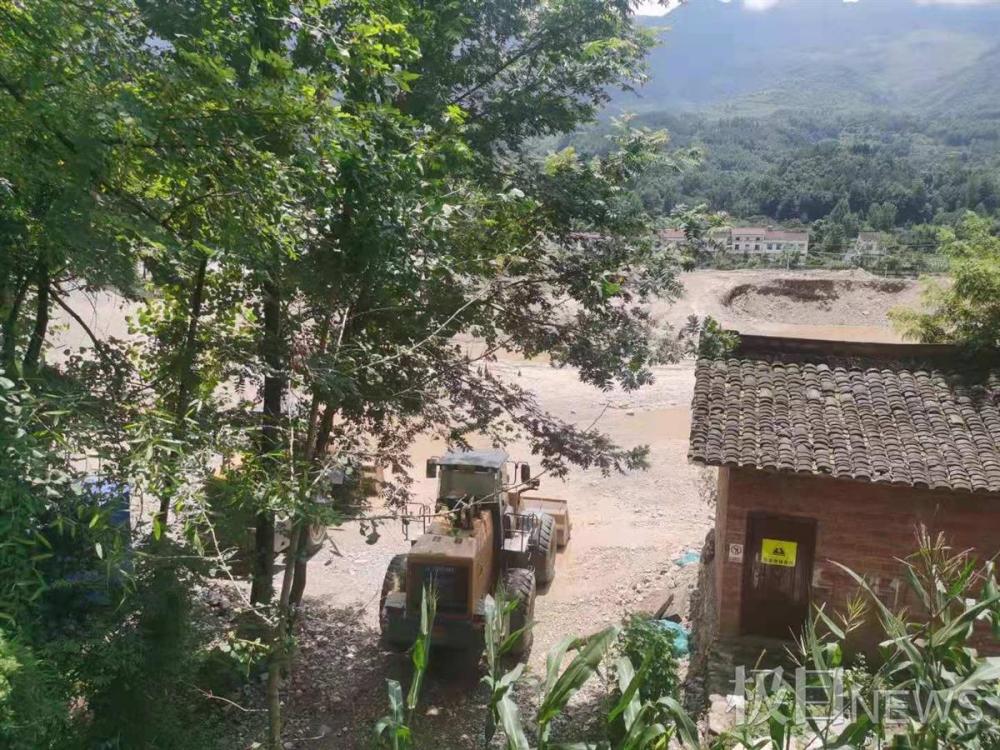 牧马|夫妻举报盗砂被碾亡,二胎女儿不满1岁,惨剧发生细节披露